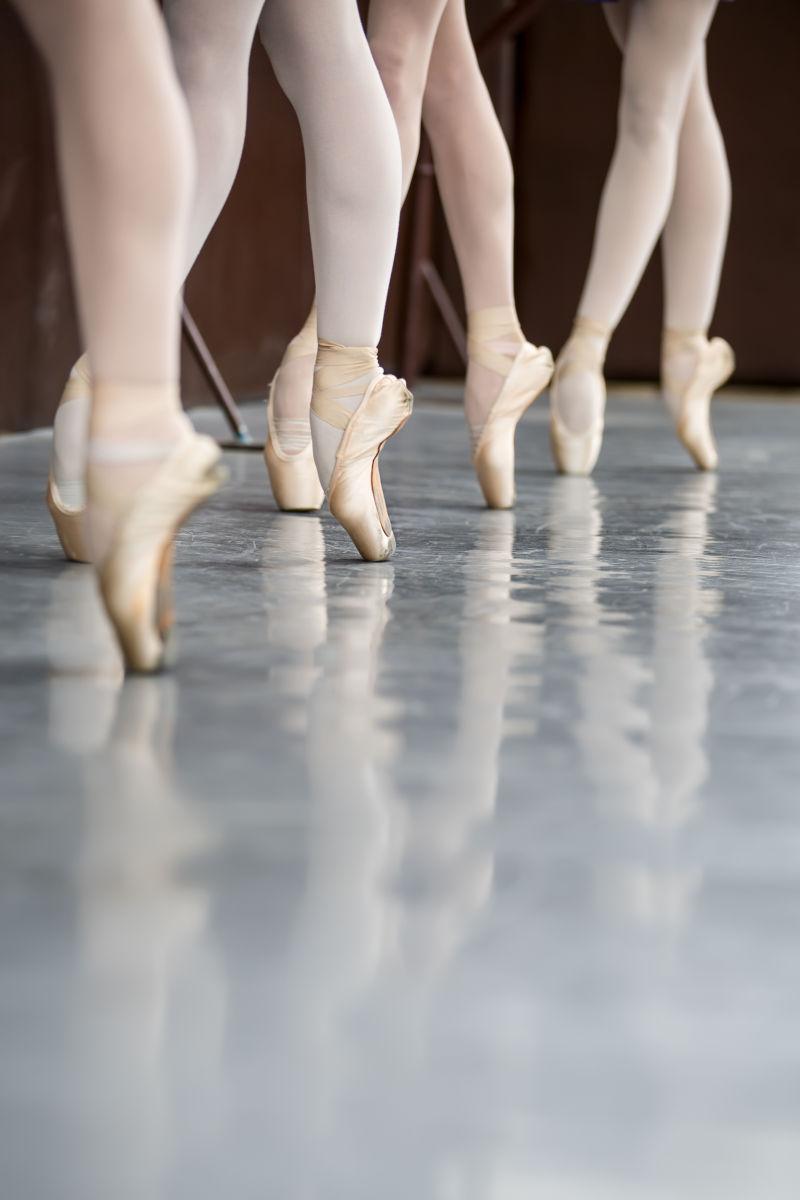 一群芭蕾舞演员的下半身
