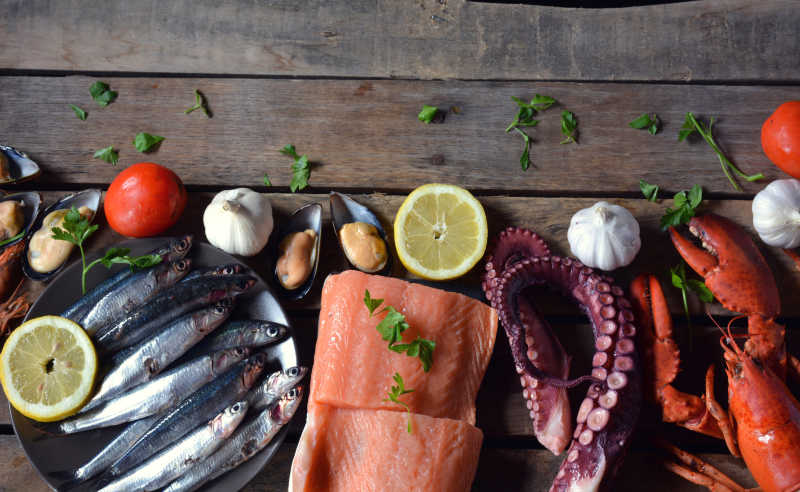 木板上的新鲜海鲜