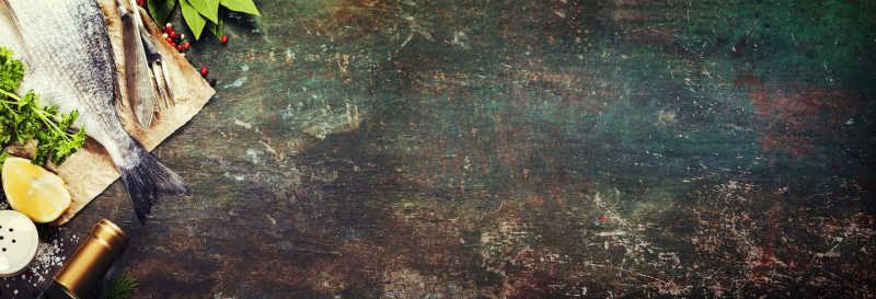 石板上的新鲜海鲜