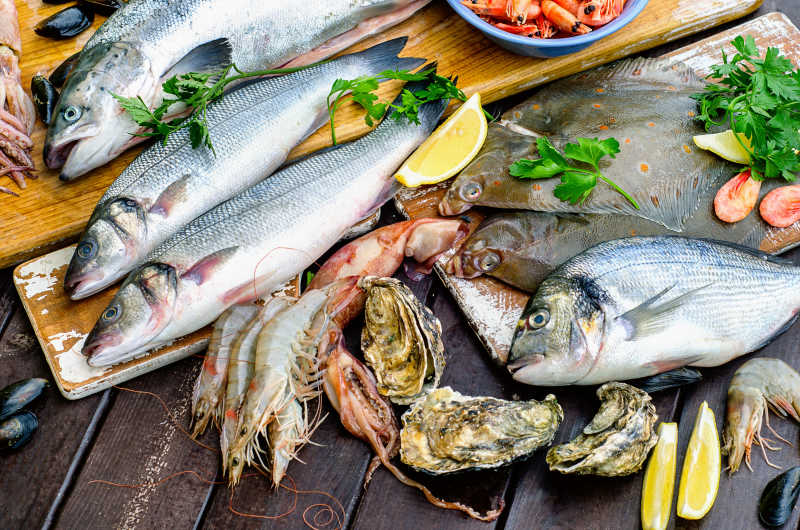 木板上的生海鲜