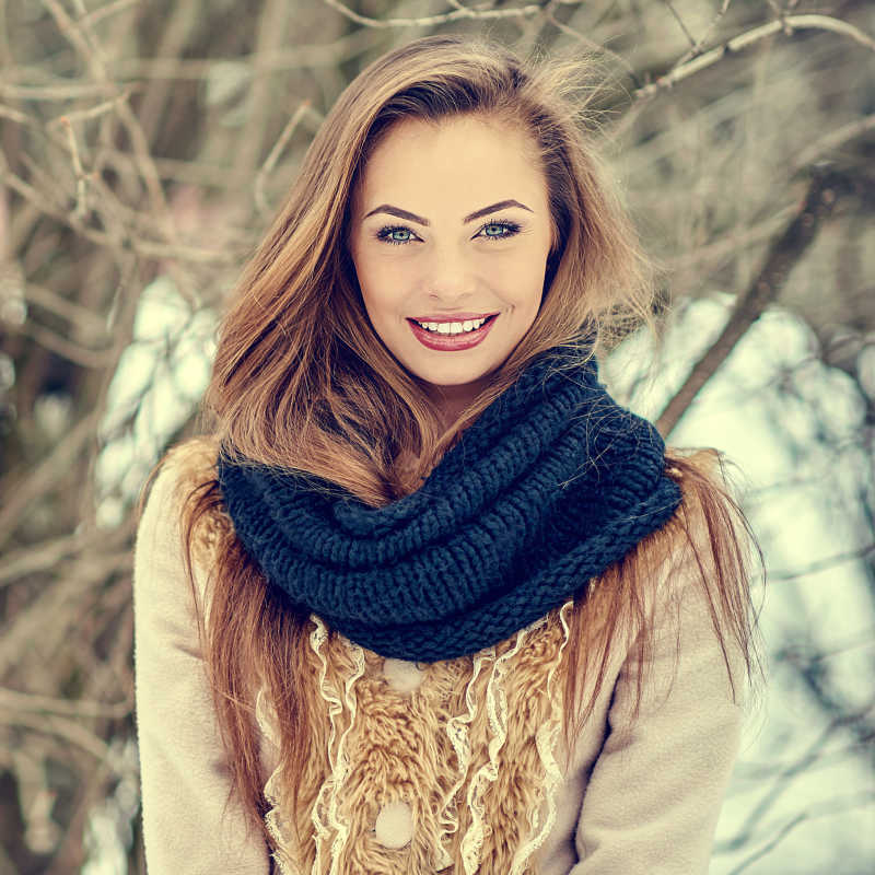 戴着黑色微薄的金发美女