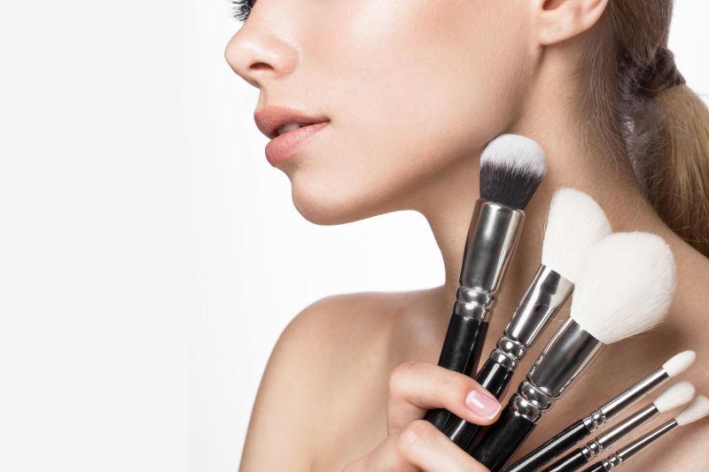 手持化妆刷的美女特写