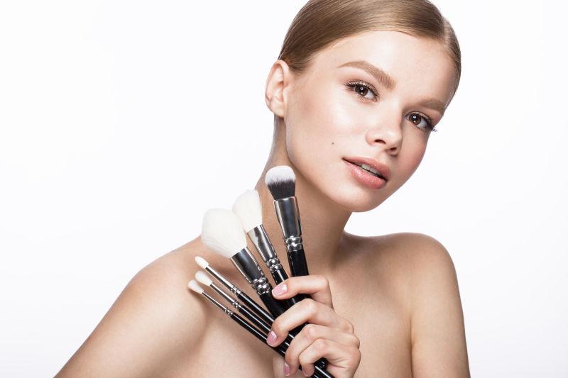 手拿化妆刷的西方美女