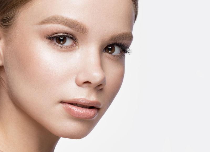 精致妆容的漂亮女孩