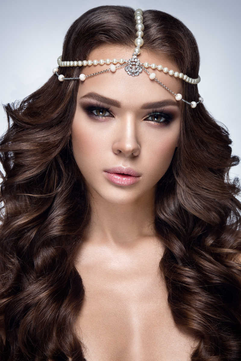 带着漂亮头饰的长发美女