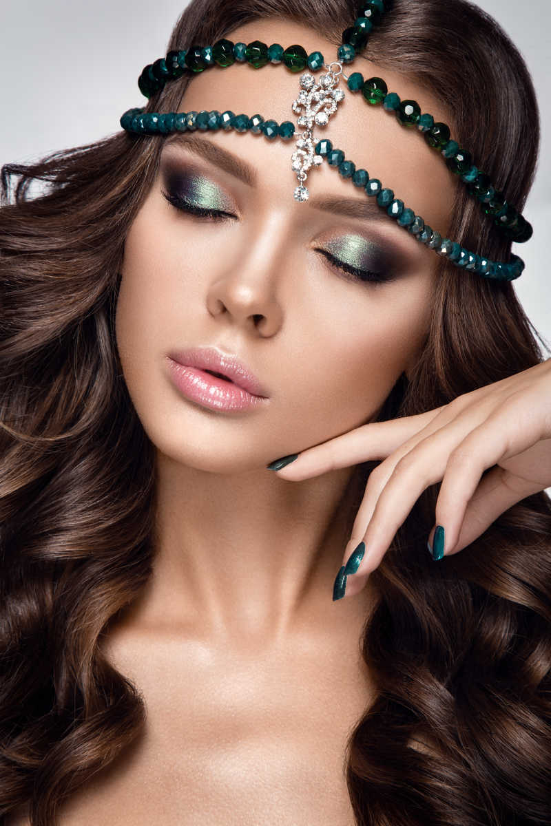 带漂亮头饰闭着眼睛的美女