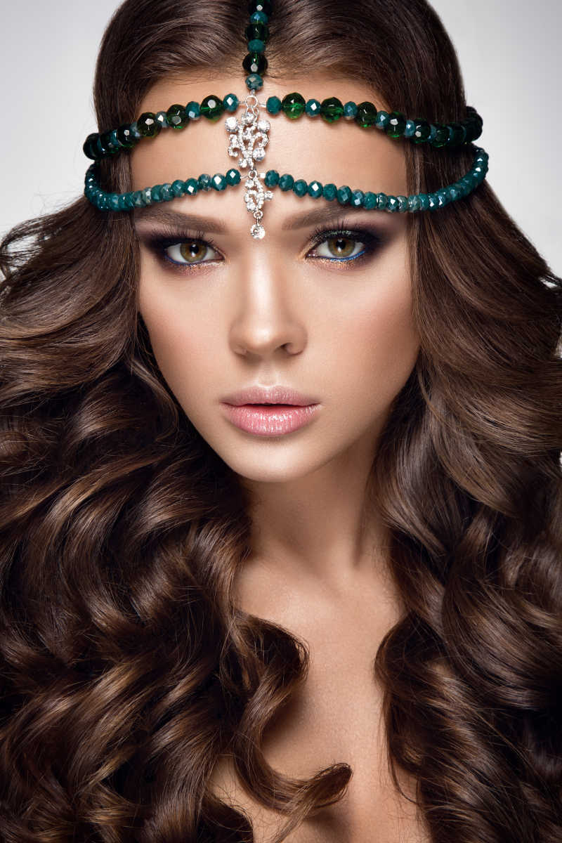 带着漂亮头饰的长发美女肖像