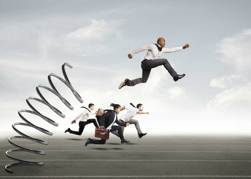 商人在与对手比赛时跳上弹簧