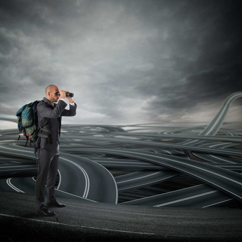 商人带着背包和望远镜看街上的纠结