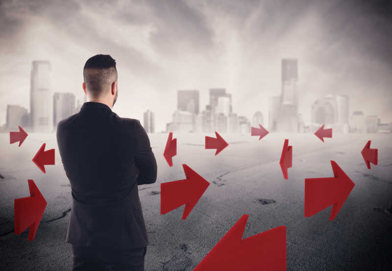 商人站在城市景观中具有箭头方向的背景