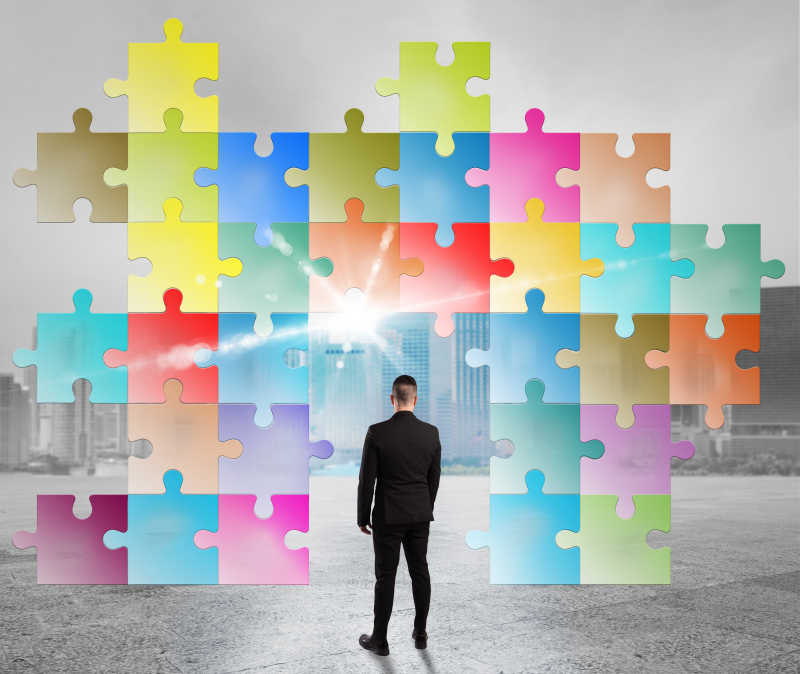 彩绘的拼图前面的商人