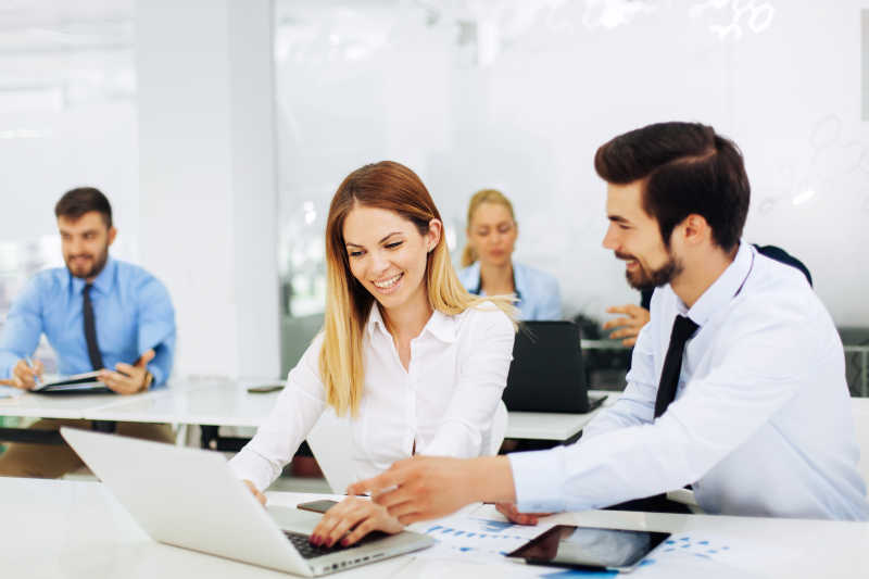 年轻的生意人在一起工作讨论