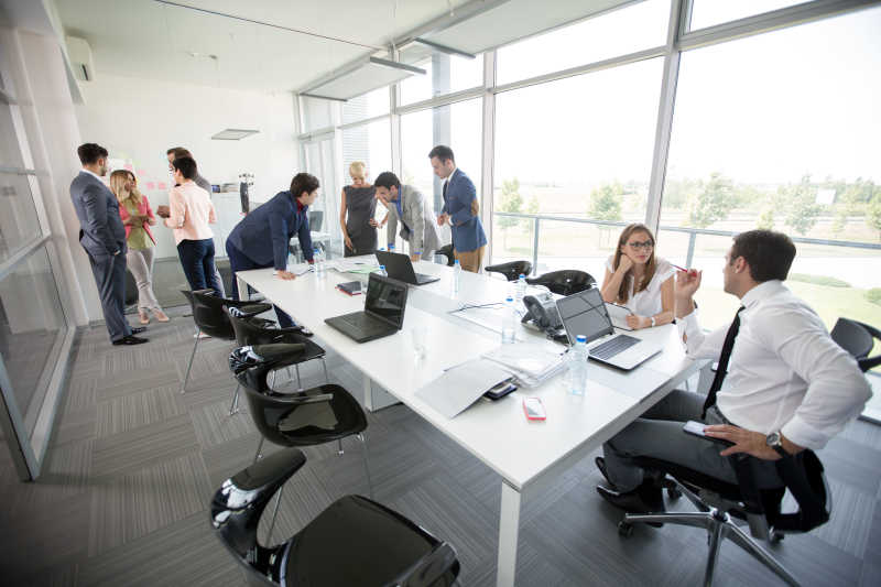 商务会议上闲谈商界人士