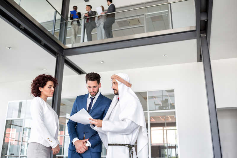 公司女董事兼经理会见中东合伙人