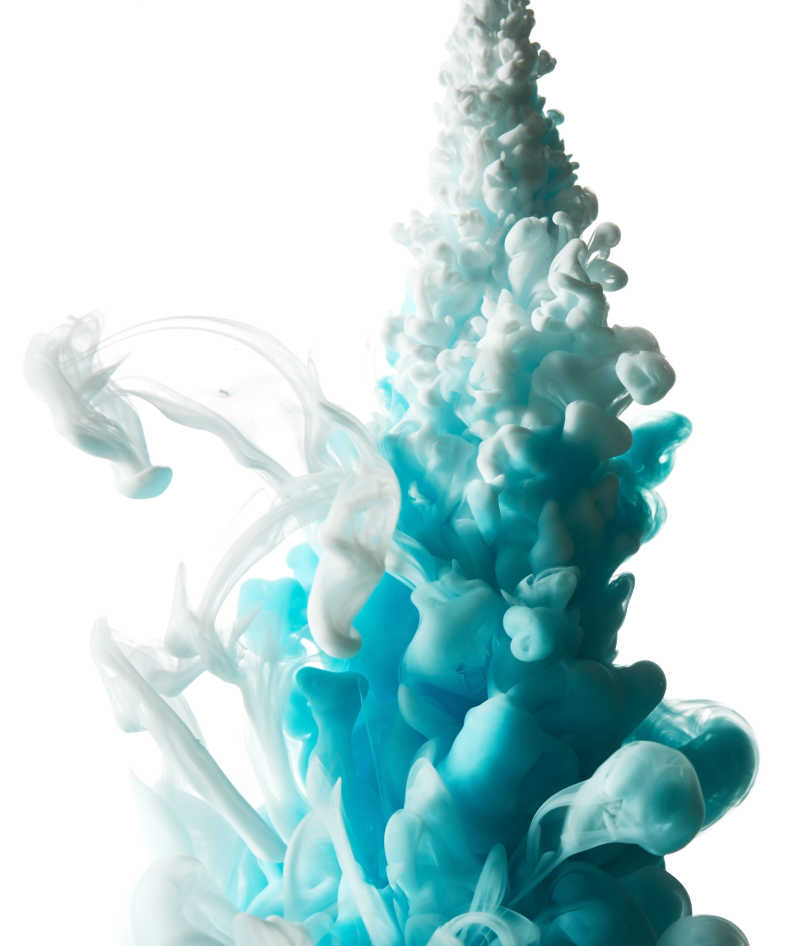 白色背景前的白蓝色飞散烟雾