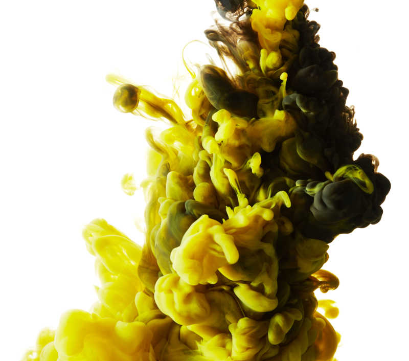 白色背景下的黄黑色烟雾