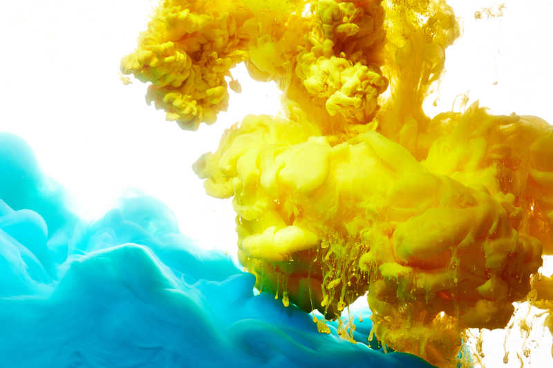 白色背景下的黄蓝色烟雾