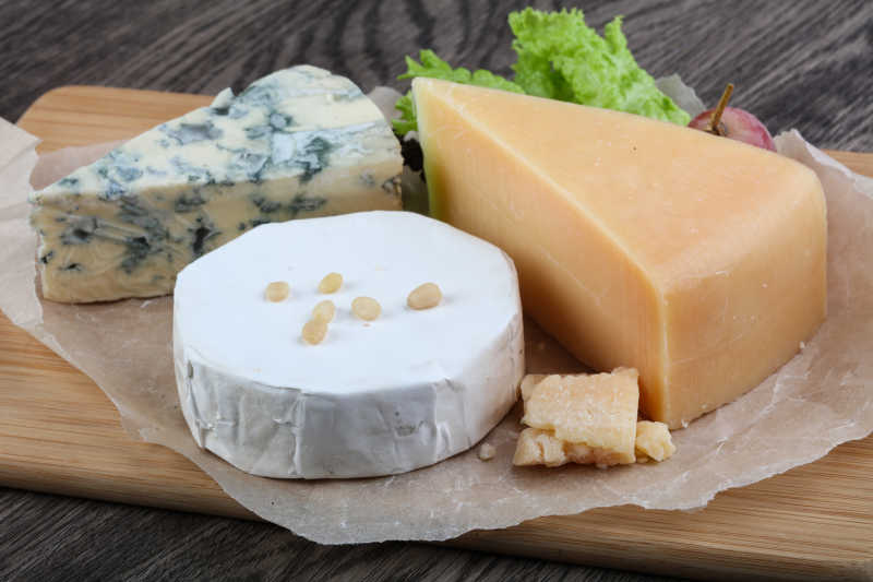 盘子里美味的奶酪制品