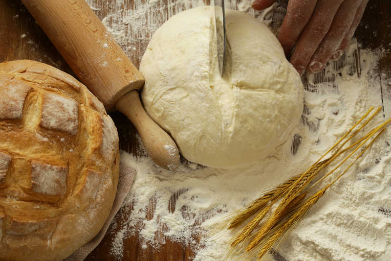 桌子上面包师在制作美味的面包