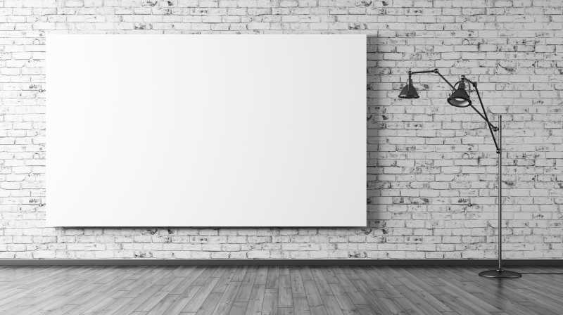 落地灯和砖墙前的大海报