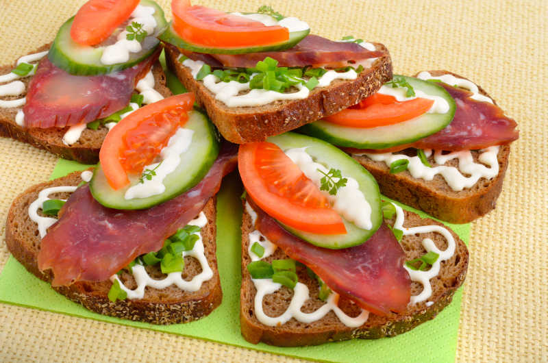 美味可口的蔬菜三明治