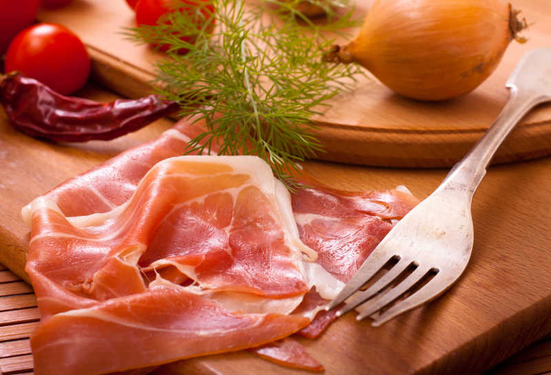 木桌上的肉片和香料