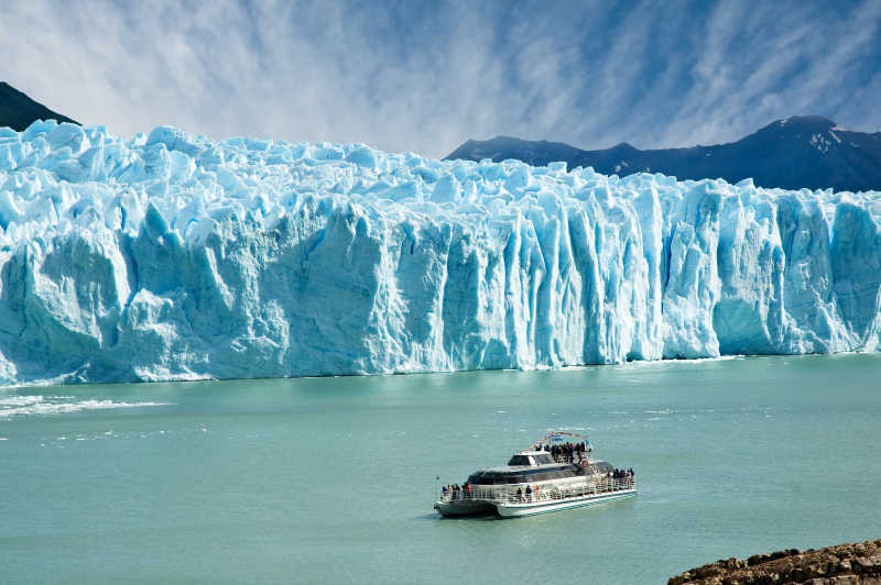 河水上经过冰山的船只