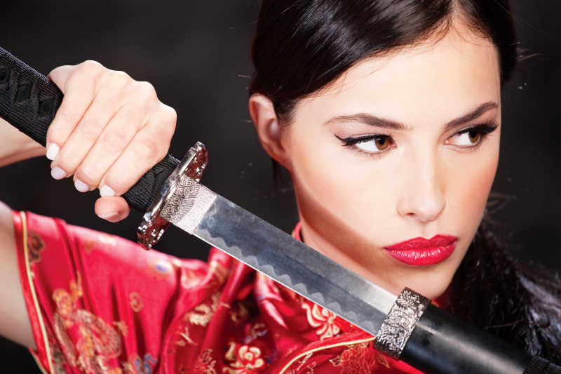 冷艳的女人手持武士刀