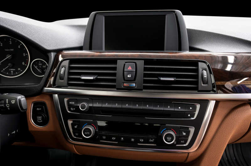 轿车里的豪华中控台