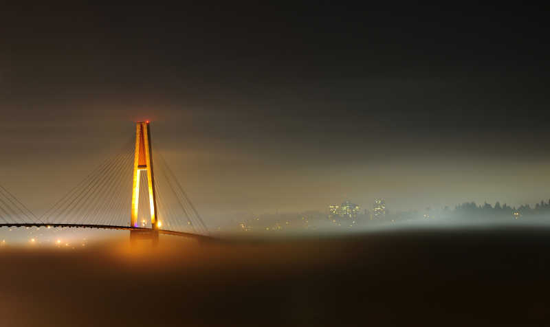 夜晚雾霾笼罩整个城市