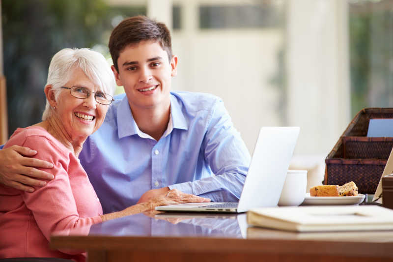 孙子和奶奶在笔记本电脑前
