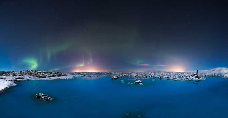 蓝色礁湖上的北极光