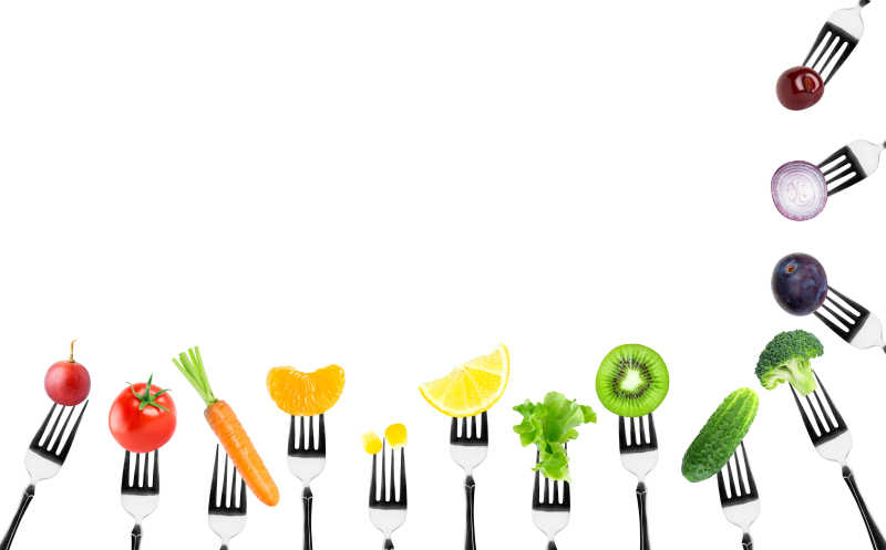 叉子上的蔬菜和水果