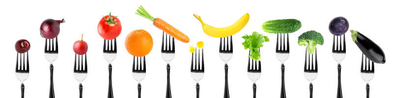 水果和蔬菜在白色背景的叉子上