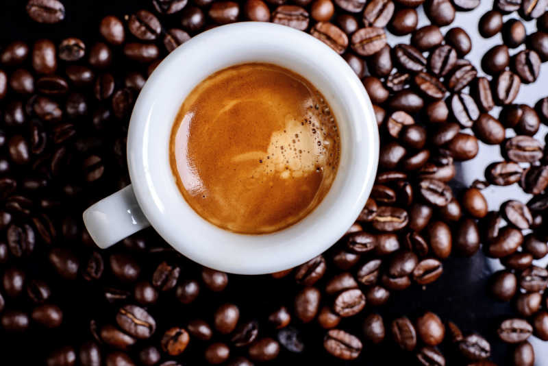 很多的咖啡豆和意大利浓咖啡