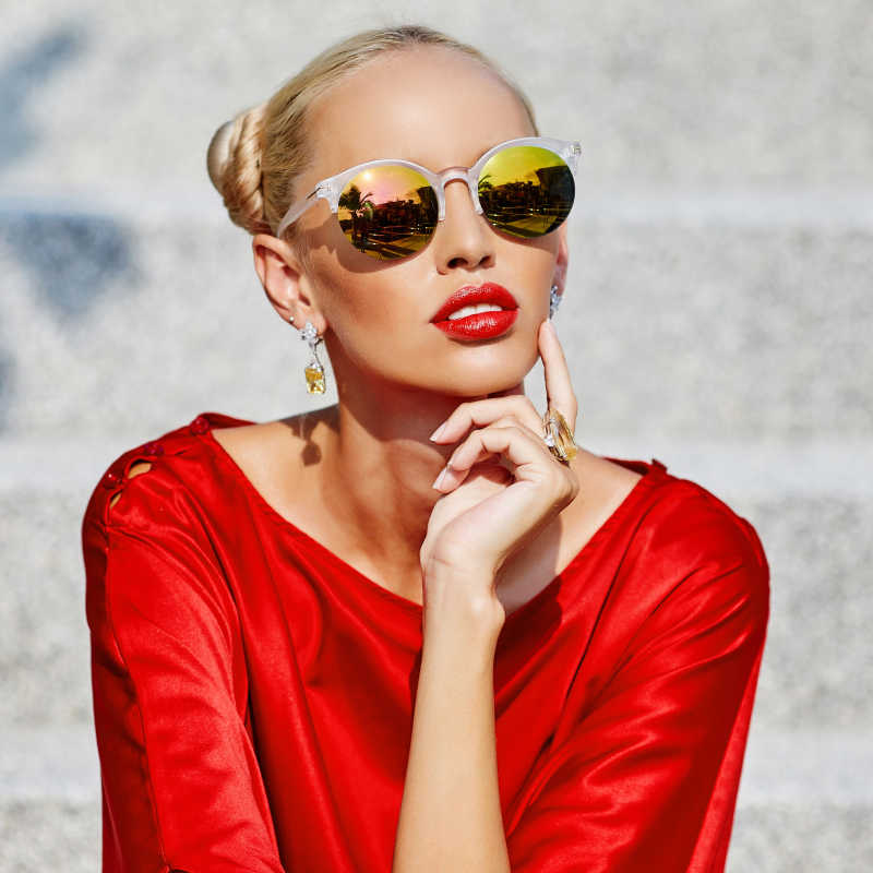 户外街拍的时尚女孩肖像