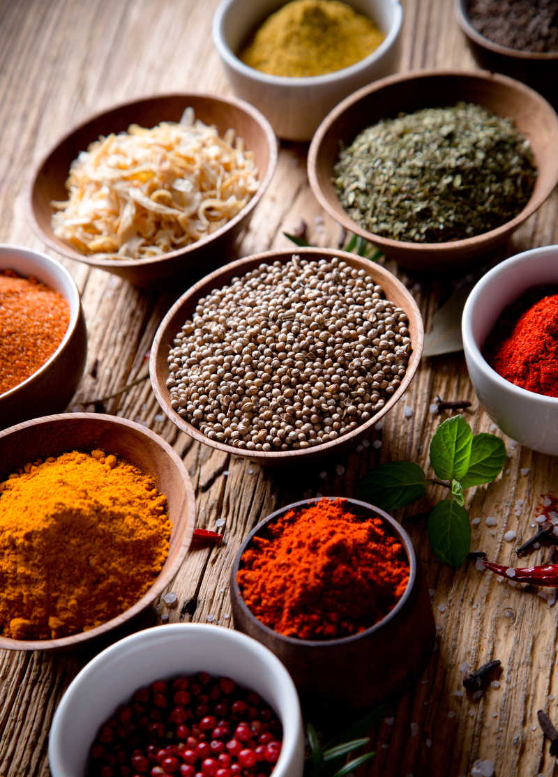 桌子上碗里的各种调味品