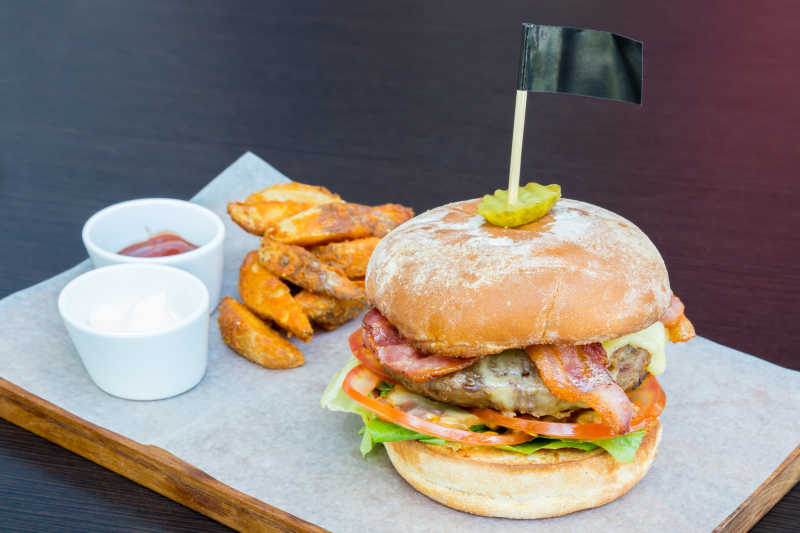 烧烤芝士汉堡和炸薯条