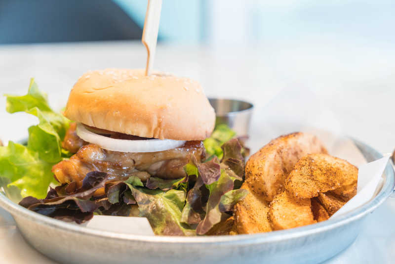 美味的鸡肉汉堡