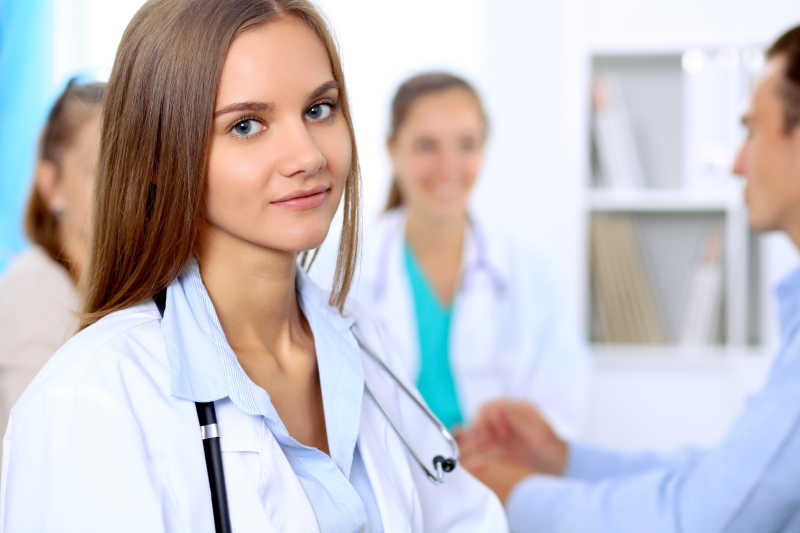 年轻漂亮的女医生