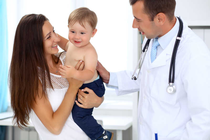 母亲带儿子去看医生