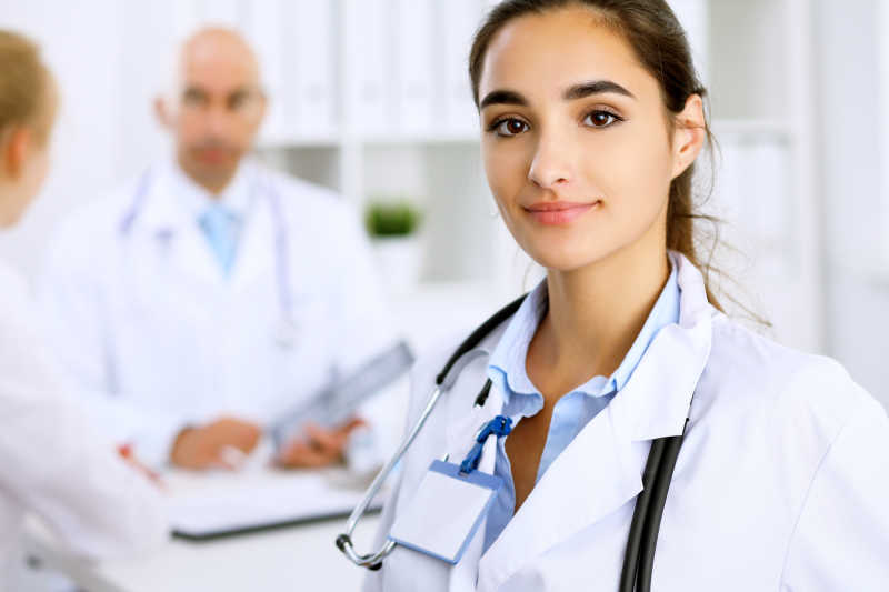 有着迷人微笑的漂亮女医生