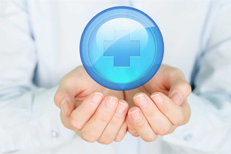 托举着医院标识商标的手