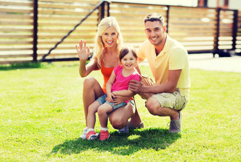 户外的幸福家庭