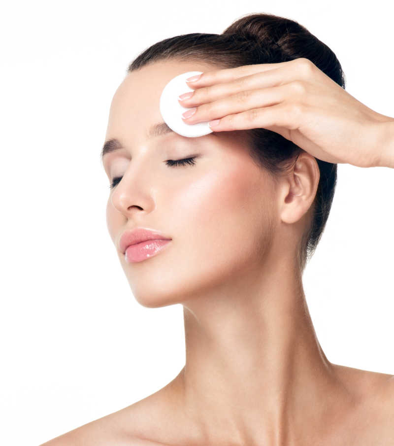 手拿棉垫的女孩