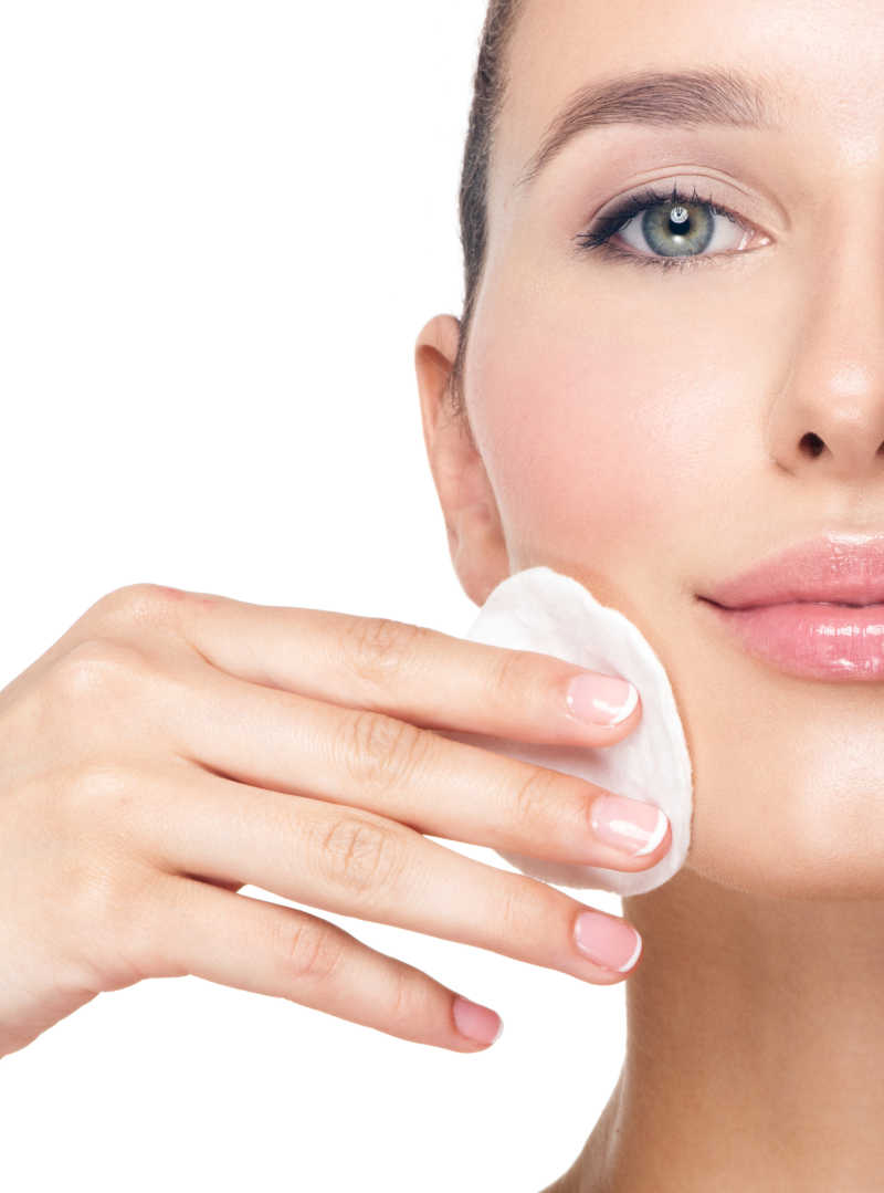 使用棉垫的漂亮女孩