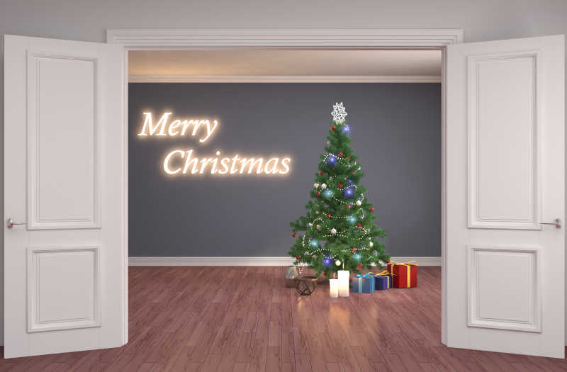 放在大门中间的绿色圣诞树