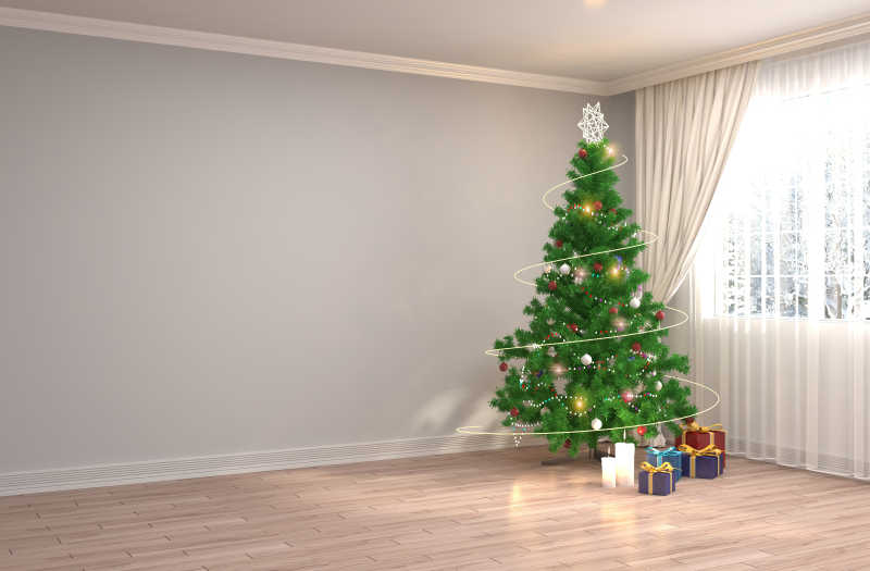 落地窗旁边的圣诞树