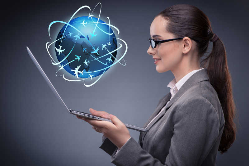 空中旅行中的女商人拿着笔记本