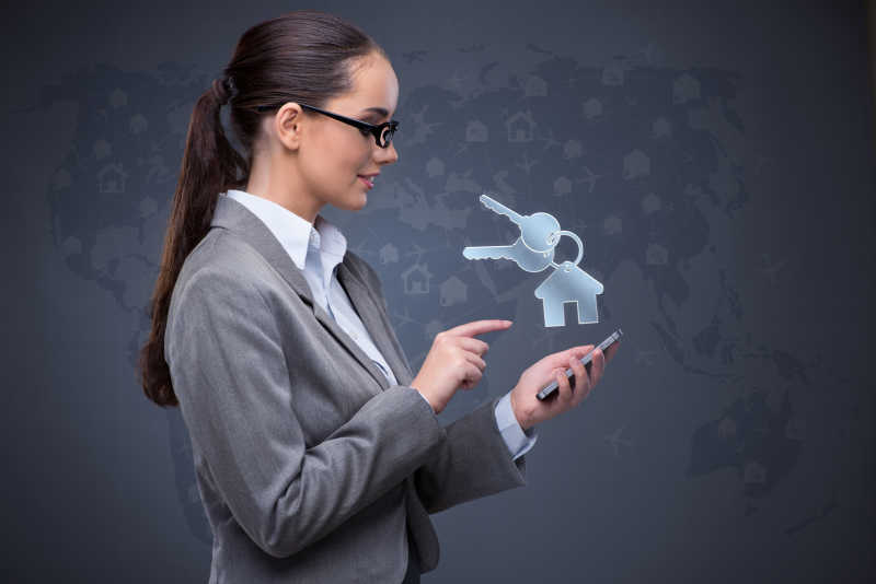 在线酒店预订理念中的年轻女性